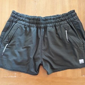 Vuori Dash short, olive green, size small